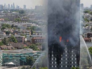 الشرطة ترجح ارتفاع عدد قتلى حريق برج لندن إلى 88