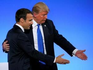 الرئيس الفرنسي إيمانويل ماكرون (إلى اليسار) ونظيره الأمريكي دونالد ترامب بعد مؤتمر صحفي مشترك في باريس يوم الخميس
