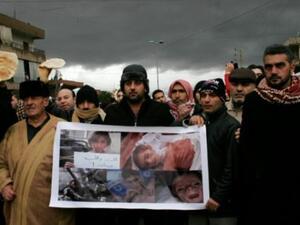 لبنانيون وسوريون يتظاهرون في 8 كانون الثاني/يناير 2016 على معبر المصنع الحدودي من لبنان الى سوريا احتجاجا على حصار مضايا السورية

