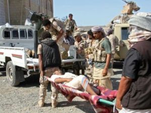 مقاتلون موالون للتحالف العربي ينقلون مصابا في المخا
