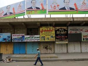 ملصقات انتخابية عليها صورة رئيس الوزراء العراقي السابق نوري المالكي في بغداد
