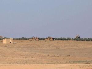 العلم التركي يرفرف على مركبة عسكرية على حدود مدينة منبج السورية
