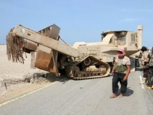 عناصر موالون للحكومة يستخدمون كاسحة الغام في ذباب على بعد 30 كلم شمال مضيق باب المندب

