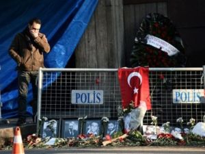 يبكي ضحايا الاعتداء في اسطنبول

