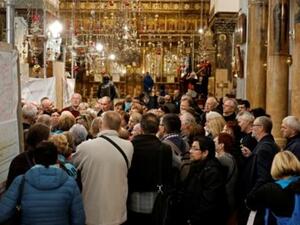 مجموعة من السياح والمؤمنين في كنيسة المهد في بيت لحم
