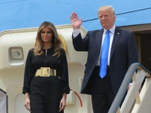 الرئيس ترامب والسيدة الاولى ميلانيا على سلم الطائرة ايرفورس وان لدى وصولها مطار الملك خالد في الرياض

