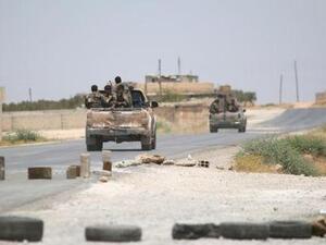 مقاتلون في قوات سوريا الديمقراطية قرب مدينة منبج 
