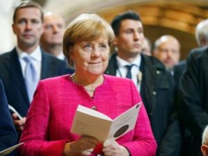 ميركل اثناء القداس في كنيسة جميع القديسين في فيتبرغ
