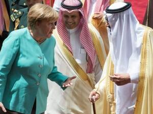 صورة نشرها الديوان الملكي السعودي للعاهل سلمان بن عبد العزيز (يمين) مستقبلا المستشارة الالمانية انغيلا ميركل في الرياض
