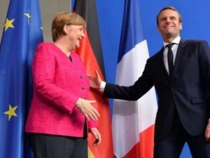 المستشارة الالمانية انغيلا ميركل وبجانبها الرئيس الفرنسي ايمانويل ماكرون في برلين

