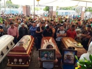 جنازة اربعة اشخصا قتلوا في مواجهات مع جنود مكسيكيين في بويبلا

