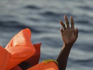 مهاجر تم انقاذه خلال عملية للسفينة توباز ريسبوندر التي تشغلها منظمة مالطية غير حكومية في المتوسط
