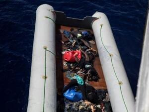 جثث مهاجرين في قارب بعد انتشالهم في البحر المتوسط 
