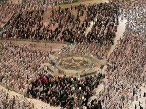 الحجاج يصلون في المسجد الحرام بمكة المكرمة
