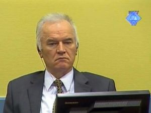 القائد العسكري السابق لصرب البوسنة راتكو ملاديتش خلال احدى جلسات محاكمته.

