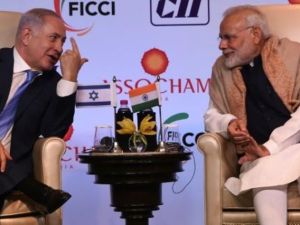 رئيس الوزراء الاسرائيلي بنيامين نتانياهو (يسار) مع رئيس الوزراء الهندي ناريندرا مودي 
