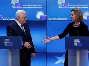 فيدريكا موجيريني مسؤولة السياسة الخارجية في الاتحاد الأوروبي تصافح الرئيس الفلسطيني محمود عباس في بروكسل 
