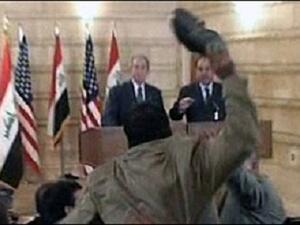 الزيدي خلال رشقه بوش بالحذاء