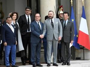الرئيس الفرنسي فرنسوا هولاند (الثالث من اليمين) مصافحا العاهل المغربي الملك محمد السادس عند مدخل الاليزيه
