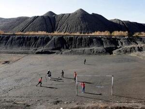 أطفال يلعبون في موقع كان سابقا منجما للفحم في مدينة جرادة المغربية 
