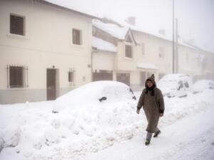 تراكم الثلوج في بلدة عفران الجبلية في وسط المغرب
