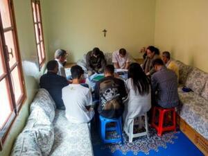 مغربيون اعتنقوا المسيحية يصلون في اكادير

