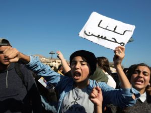 الآلاف يتظاهرون في الحسيمة المغربية على خلفية مقتل بائع السمك

