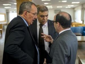 وزير الداخلية المغربي ومسؤولين اثنين اخرين بعد اجتماع في مدينة الحسيمة التي تشهد حركة احتجاجية في شمال المغرب
