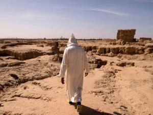 رجل يعبر منطقة ضربها الجفاف كانت جزءا من واحة تفيلالت المغربية الى شمال الريساني والصحراء الكبرى
