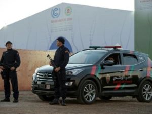عناصر من الامن الوطني المغربي امام مكان انعقاد قمة المناخ الدولية في مراكش

