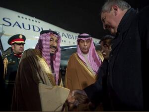 العاهل السعودي الملك سلمان بن عبد العزيز لدى وصوله الى موسكو