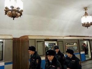 دورية للشرطة الروسية في محطة لقطار الانفاق في موسكو
