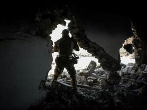 عنصر من القوات العراقية خلال عملية استعادة الموصل
