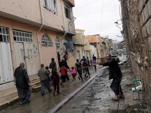 مدنيون يهرعون في احد شوارع الموصل عقب وقوع انفجار اثناء اشتباك بين القوات العراقية والدولة الاسلامية
