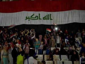 أشخاص يحتفلون عقب اعلان رئيس الوزراء العراقي حيدر العبادي النصر على المسلحين في الموصل 
