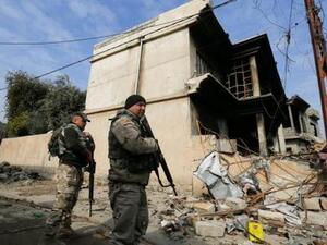 جنديان من الجيش العراقي خلال اشتباك مع مقاتلي الدولة الاسلامية في الرشيدية شمال الموصل
