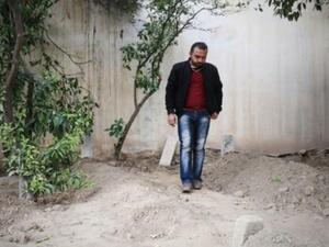 صديق لعائلة رياض بين قبور بعض افرادها في الحديقة بانتظار مواراتهم الثرى في مكان آخر

