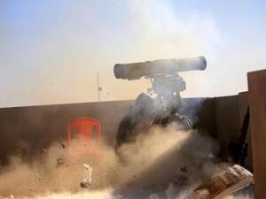 أحد أفراد قوات الرد السريع العراقية يطلق قذيفة خلال اشتباك مع مقاتلين من تنظيم الدولة الإسلامية في الموصل
