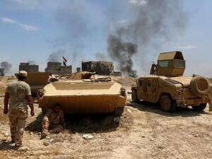 آليتان عسكريتان وجنديان عراقيان قرب خط مواجهة مع مقاتلي الدولة الإسلامية في شمال غرب الموصل
