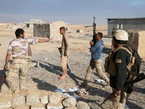 افراد من الجيش العراقي خلال اشتباكات مع مقاتلي الدولة الاسلامية في جنوب الموصل
