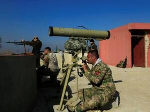 افراد من وحدات الرد السريع التابعة للجيش العراقي تتأهب خلال اشتباك مع مقاتلي الدولة الاسلامية في حي يارمجة في جنوب الموصل
