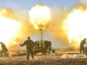 أفراد من قوات الحشد الشعبي العراقية يطلقون النار في اتجاه مواقع تابعة لتنظيم الدولة الإسلامية في غربي الموصل
