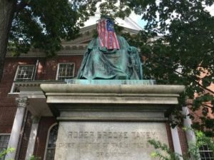 ازالة تمثال قاض اميركي اصدر حكما عنصريا ضد الاميركيين الافارقة

