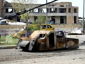 حطام مركبة مفخخة تابعة لمقاتلين من تنظيم الدولة الإسلامية في الموصل
