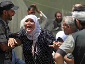 عراقية تبكي بعد أن روعها تفجير انتحاري في أثناء هروب السكان من الموصل القديمة
