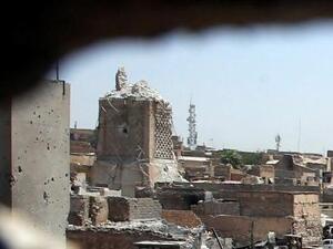 منارة الحدباء الشهيرة لجامع النوري الكبير (يسارا) في الموصل بعد تدميرها
