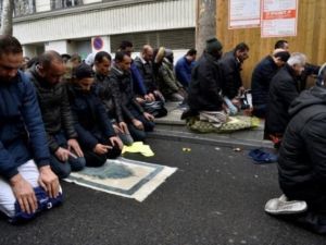 فرنسا "ستمنع" المسلمين من الصلاة في احد شوارع ضاحية باريس