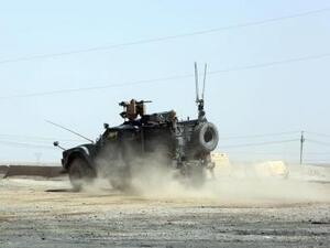 عربة مصفحة أمريكية تعود إلى قاعدة بالقرب من غرب الموصل بعد مهمة في المدينة حيث تقاتل قوات عراقية تنظيم الدولة الاسلامية 

