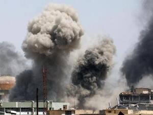 دخان يتصاعد خلال قتال بين القوات العراقية ومقاتلي تنظيم الدولة الإسلامية غرب الموصل 
