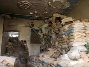 مقاتل من المعارضة في متراس على احد جبهات مدينة درعا

